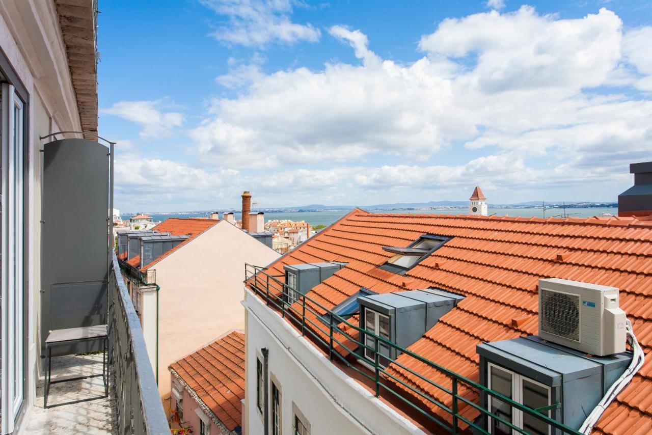 Altido Stunning View 2Br Stylish Apartment With Huge Terrace By Elevador Da Bica, In Santa Catarina Lisboa Exterior foto